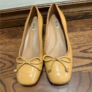 Anthropologie Women's tan patent block heel ballerina shoes